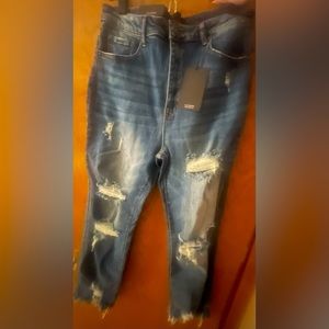 NWT Women’s Risen Distressed Jeans Size 32/15